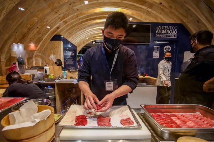 Archivo - Un chef prepara atún rojo, en Madrid Fusión Alimentos de España 2021,