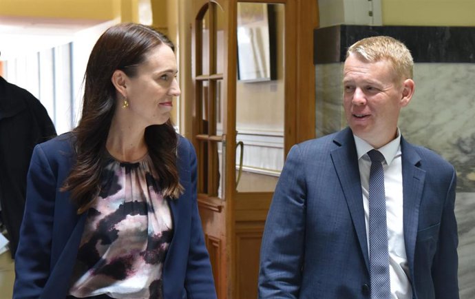 La primera ministra de Nueva Zelanda, Jacinda Ardern, y su sucesor Chris Hipkins