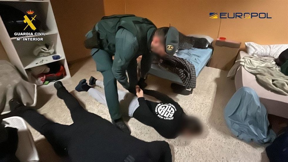 Once detenidos tras desmantelar una fábrica clandestina de tabaco en el polígono Tambarria de Alfaro (La Rioja)