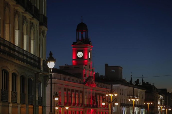 Archivo - La Comunidad de Madrid ilumina de rojo la fachada de la Real Casa de Correos para dar la bienvenida al Año Nuevo Chino.