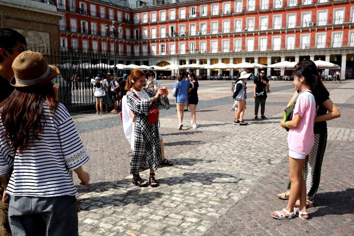 Archivo - Turistas asiáticos en Madrid