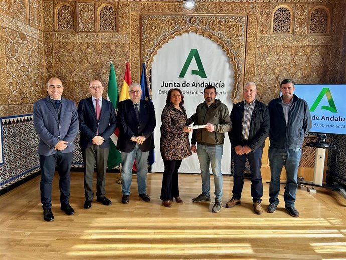 La consejera de Agricultura, Carmen Crespo, entrega una resolución de pago a Cabrandalucía.
