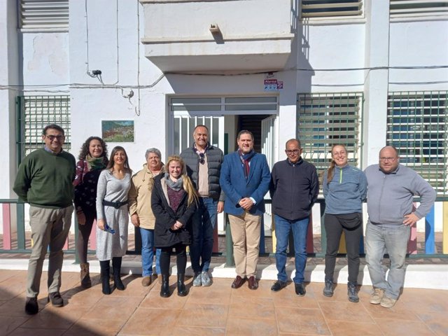 El delegado territorial de Desarrollo Educativo y FP en Almería, Francisco Alonso, en su visita al municipio de Felix
