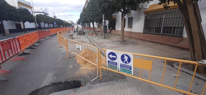 Obras en el acerado de la calle Almirante Topete de Sevilla.