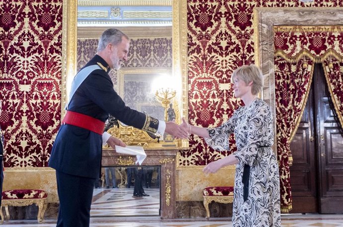 Archivo - El Rey preside la presentación de cartas credenciales de la embajadora de la República de Islandia, Unnur Orradóttir-Ramette, en el Palacio Real