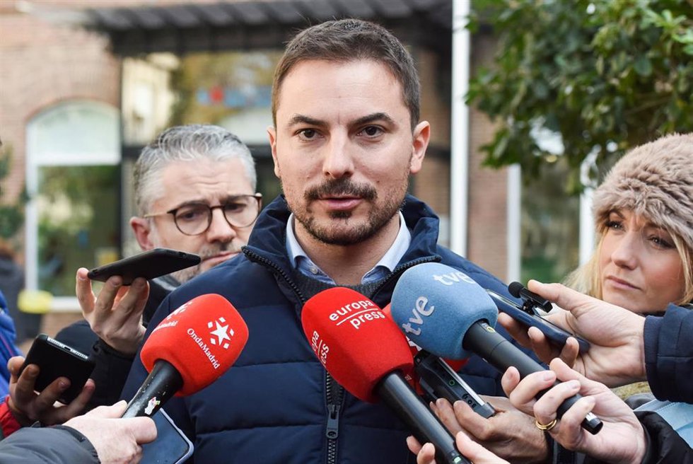 El secretario general del PSOE-M, Juan Lobato, atiende a medios tras su llegada a la construcción del macroparking del hospital Niño Jesús, a 13 de enero de 2023, en Madrid (España). El macroparking del hospital Niño Jesús tiene como intención construir