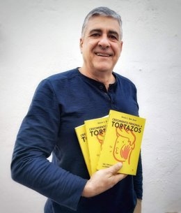 Archivo - Jesús Ignacio San José posa con varios ejemplares de 'Crecimiento personal a tortazos'.
