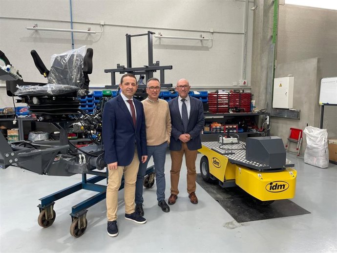 El delegado territorial de Economía, Hacienda, Fondos Europeos, Política Industrial y Energía de la Junta en Almería, Guillermo Casquet, en su visita a la sede de la empresa IDM, Ideas y Desarrollo para la Mejora Continua SL