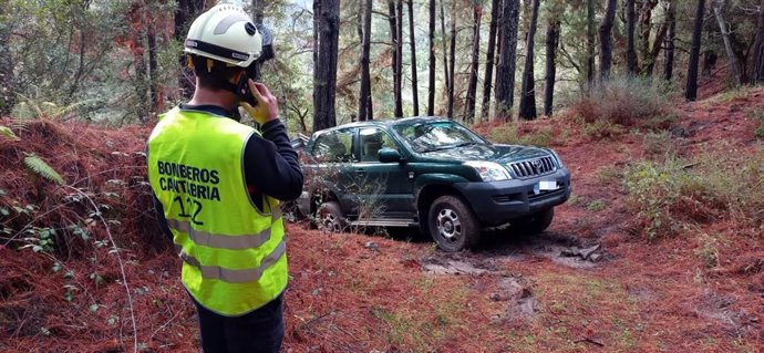 Rescate conductor con vehículo atrapado.
