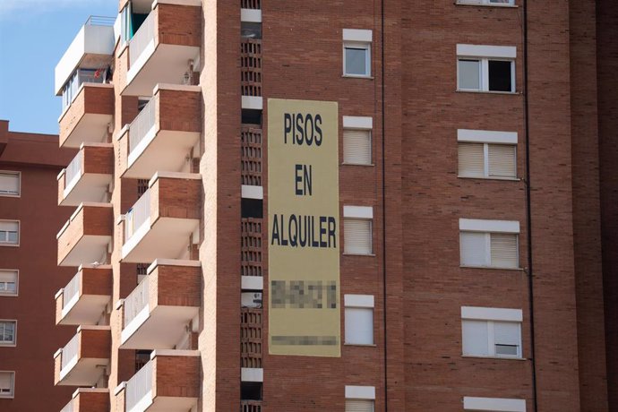 Cartel de alquiler de viviendas en la fachada de un edificio, a 31 de diciembre de 2022, en Barcelona, Cataluña (España). 