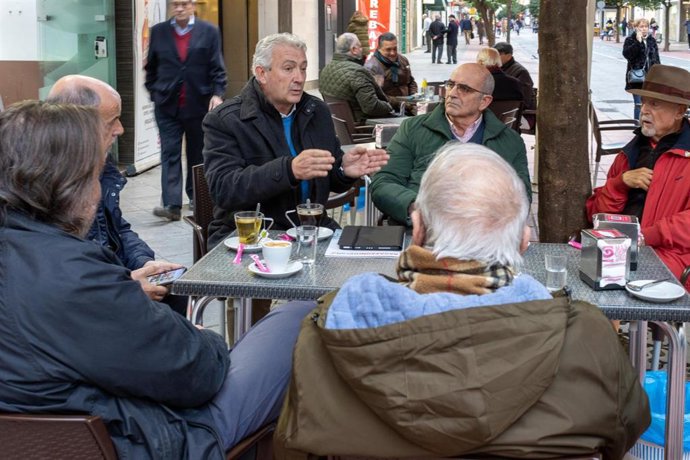 El portavoz del grupo municipal de Ciudadanos en el Ayuntamiento de Sevilla, Miguel Ángel Aumesquet, reunido con la asociación vecinal 'SOS Distrito 41011 Los Remedios'
