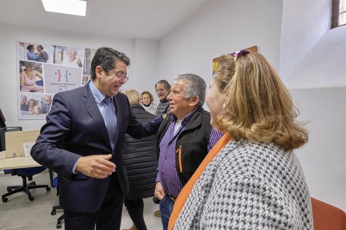El presidente del Cabildo de Tenerife, Pedro Martín, visita la Oficina Insular de las personas mayores en La Laguna