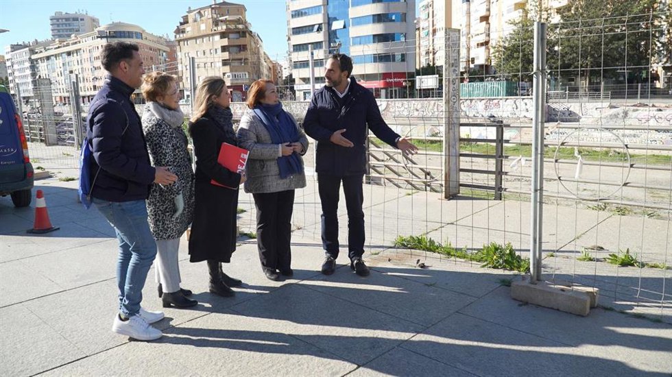 El portavoz municipal del PSOE, Daniel Pérez, junto con ediles socialistas