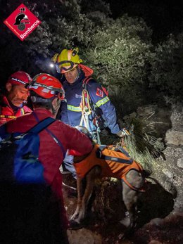 Rescatados una mujer y un perro hallados en una cueva del Puig Campana tras siete horas de búsqueda