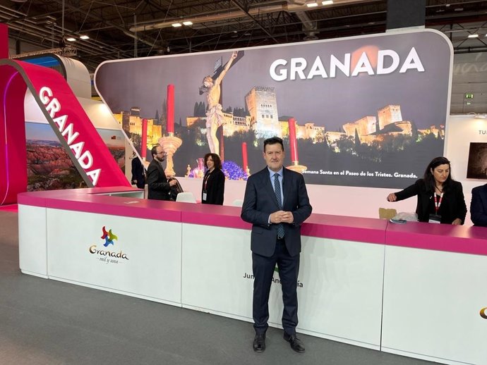 El senador socialista granadino Alejandro Zubeldia en Fitur 2023