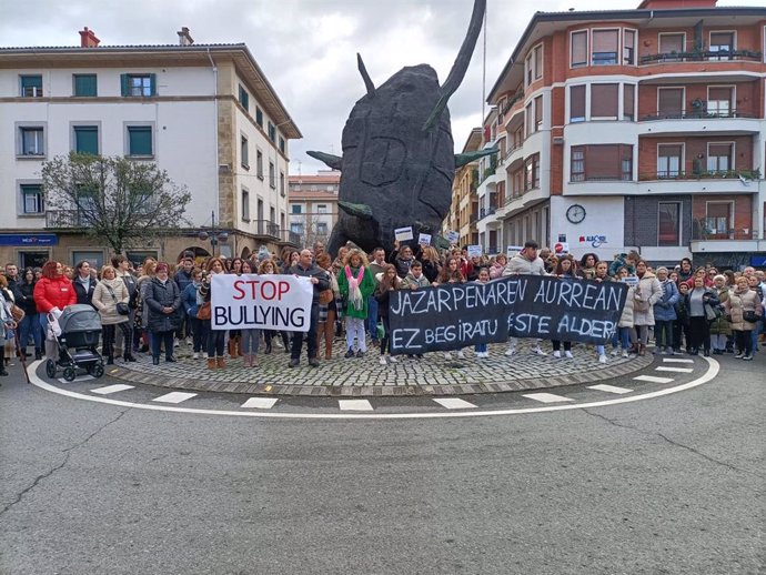 Cientos de vecinos de Amorebieta piden que se detenga el acoso que padece un joven del municipio