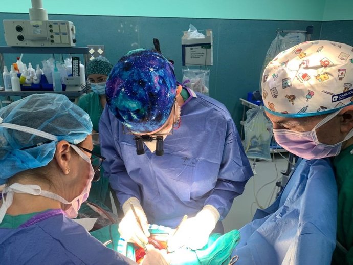 Archivo - Imagen de archivo de una intervención de cirugía cardiaca en el Complejo Hospitalario Universitario de Canarias (CHUC), adscrito a la Consejería de Sanidad del Gobierno de Canarias