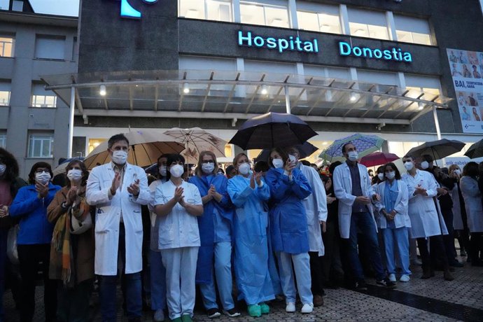 Archivo - Personal sanitario durante una concentración, ante el Hospital de Donosti de San Sebastián, a 7 de diciembre de 2022, en San Sebastián, Guipúzcoa, Euskadi (España). Los Jefes de Servicio de la OSI Donostialdea de Osakidetza se llevan concentra