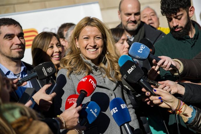 La líder de Valents i candidata a l'Alcaldia de Barcelona, Eva Parera, en unes declaracions als periodistes abans de la concentració convocada per Catalunya Suma 