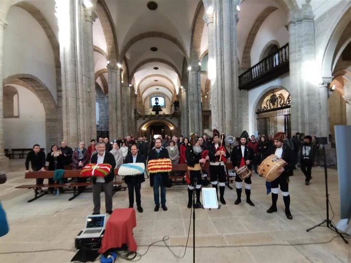 Ofrenda floral 'Galeuzka das linguas' a Rosalía de Castro y Castelao.