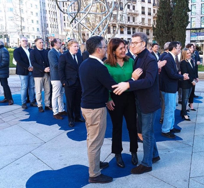 El candidato del Partido Popular a la alcaldía de Santa Cruz de Tenerife, Carlos Tarife, y la candidata en el Ayuntamiento de Las Palmas de Gran Canaria, Jimena Delgado, saludan al presidente del PP, Alberto Núñez Feijóo