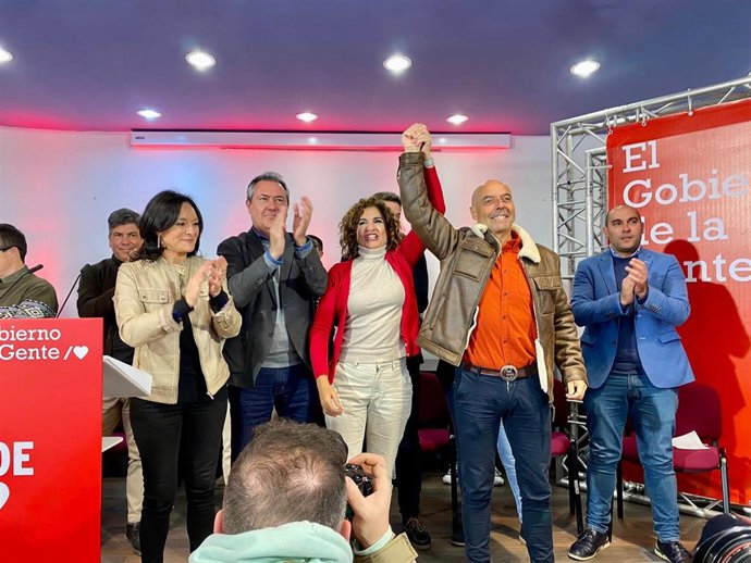 De izqda a dcha, la secretaria del PSOE de Córdoba, Rafi Crespín; el secretario general del PSOE-A, Juan Espadas; la vicesecretaria general del PSOE, María Jesús Montero, y el candidato del PSOE a la Alcaldía de Córdoba, Antonio Hurtado, este domingo.