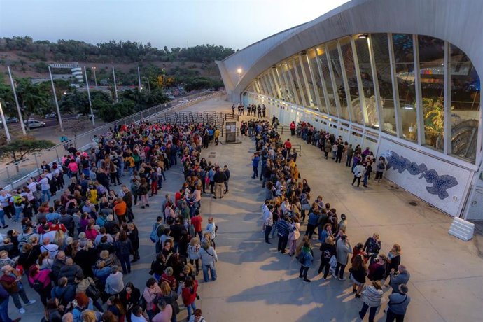 Archivo - Colas en el exterior del Recinto Ferial para acceder a la Gala de elección de la Reina Adulta del Carnaval de Santa Cruz de Tenerife