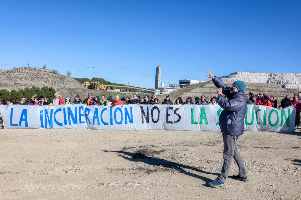 Un hombre ofrece un discurso delante de varias personas que han llegado hasta la Incineradora de Valdemingómez para reclamar su cierre, a 22 de enero de 2023