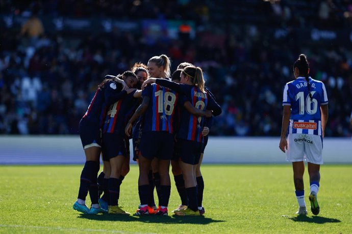 Les jugadores del FC Barcelona celebren un dels gols d'Aitana Bonmatí en la final de la Supercopa d'Espanya contra la Reial Societat