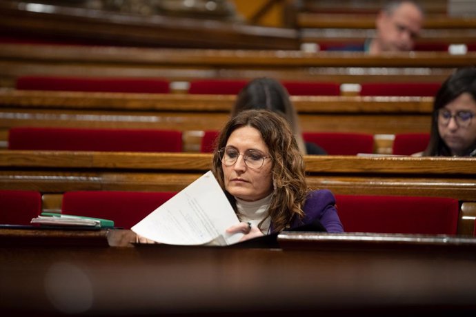 Archivo - La consellera de la Presidncia, Laura Vilagr, durant una sessió plenria al Parlament de Catalunya