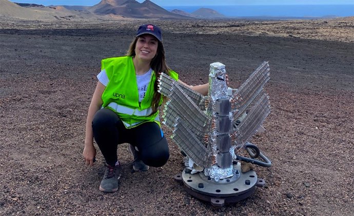 Patricia Alegría Cía en Lanzarote junto a uno de los dispositivos instalados en el Parque Nacional de Timanfaya