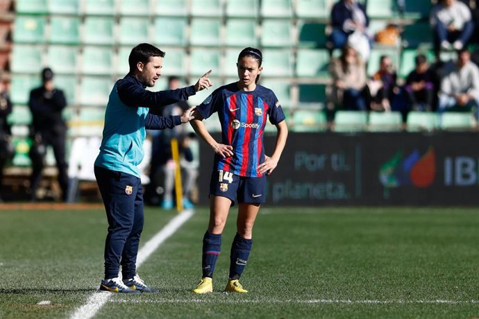 Jonatan Giráldez habla con Aitana Bonmatí durante la final de la Supercopa de España entre la Real Sociedad y el FC Barcelona