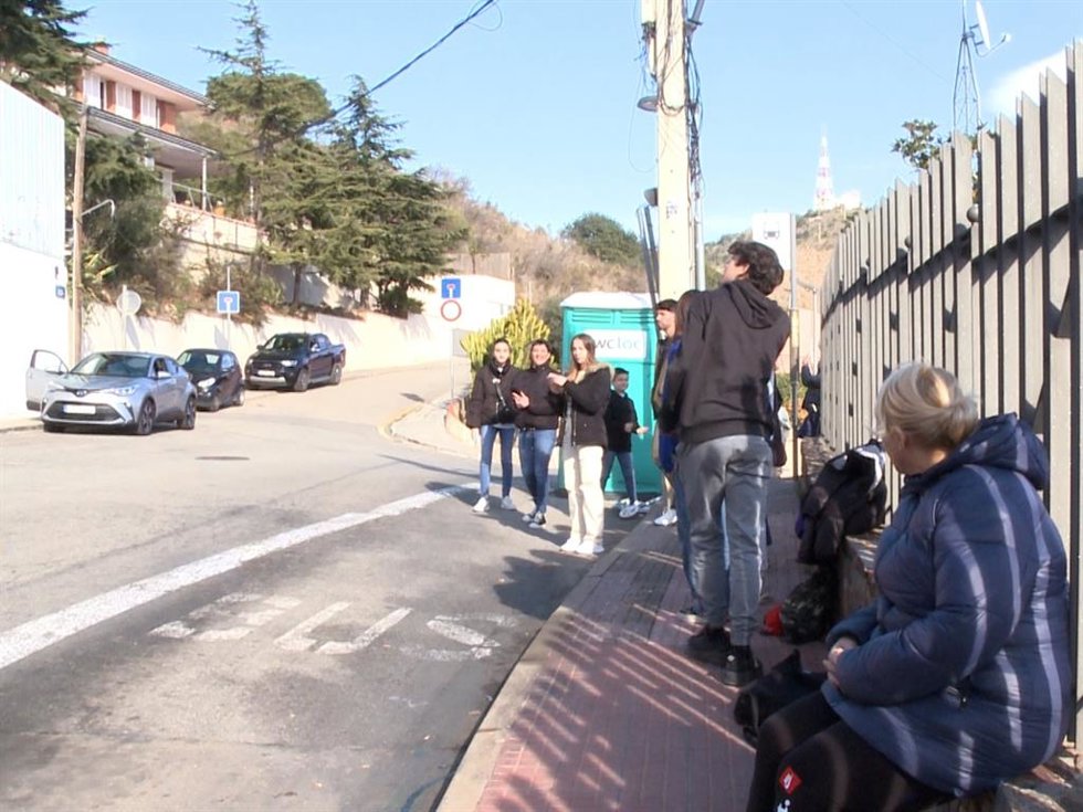 LOS FANS LLEGAN A LA CASA DE SHAKIRA