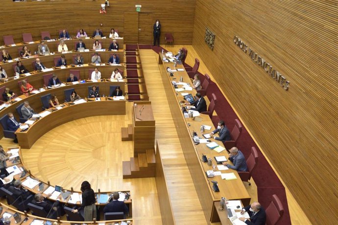 Archivo - Vista del pleno de Les Corts en imagen de archivo  