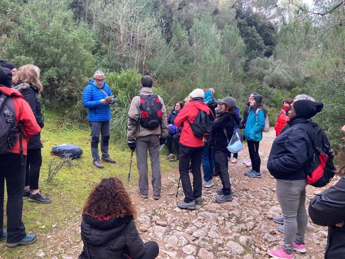 Cerca de 30 personas participan en la primera excursión 'La llengua camina'