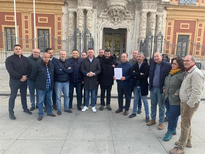Representantes de Podemos apoyan a taxistas y presentan un recurso de inconstitucionalidad contra el decreto andaluz para la regulación de VTC (Foto de archivo).