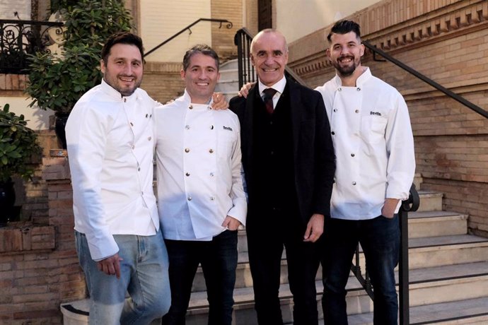 Antonio Muñoz, alcalde de Sevilla, junto a los chefs que representan a la ciudad en Madrid Fusión