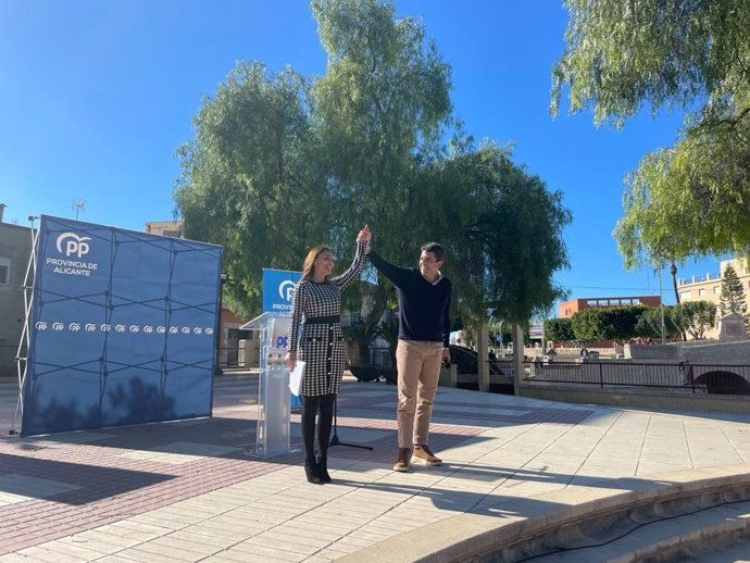 El presidente del PPCV, Carlos Mazón, durante el acto de presentación de la candidata del PPCV a la alcaldía de Rojales (Alicante), Isabel Berna