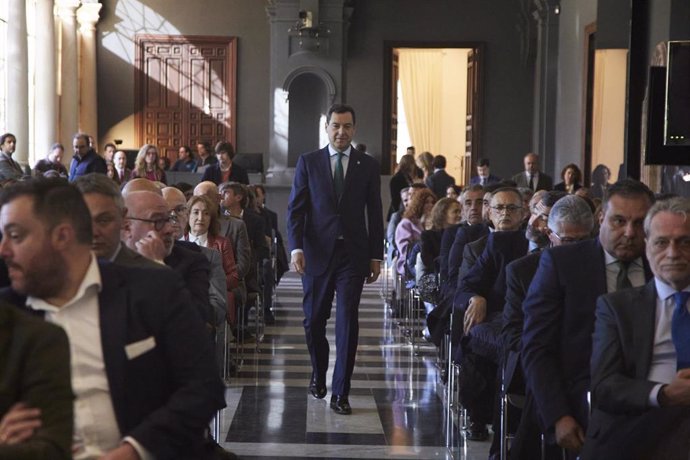 El presidente de la Junta de Andalucía, Juanma Moreno, durante la entrega de los Premios Andalucía de Periodismo en su XXXVII edición en el Palacio de San Telmo, a 23 de diciembre de 2022 en Sevilla (Foto de archivo).