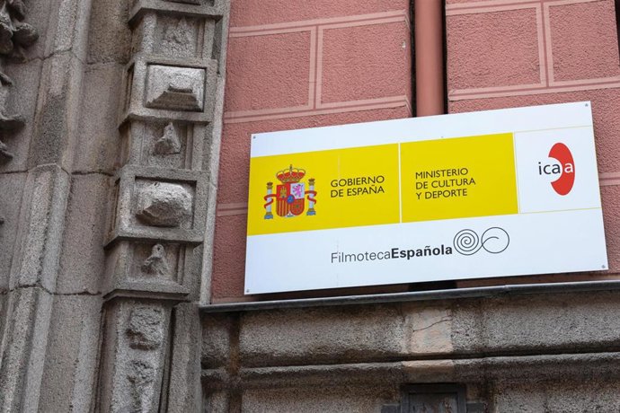 Archivo - Cartel junto a la puerta principal del edificio de la Filmoteca Española en la Calle de la Magdalena, N10 de Madrid, en el  que se lee 'Ministerio de Cultura y Deporte. Filmoteca Española. icaa'.