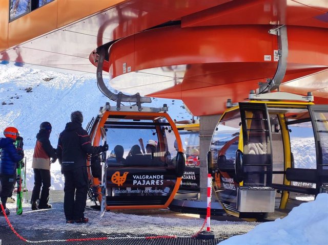 Estación de esquí Valgrande-Pajares, en Lena, en el primer día de la temporada.