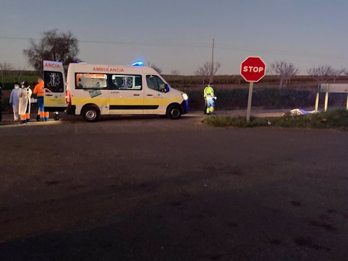 Una ambulancia en el lugar del accidente a la altura del Pantano San Roque de Guareña (Badajoz).