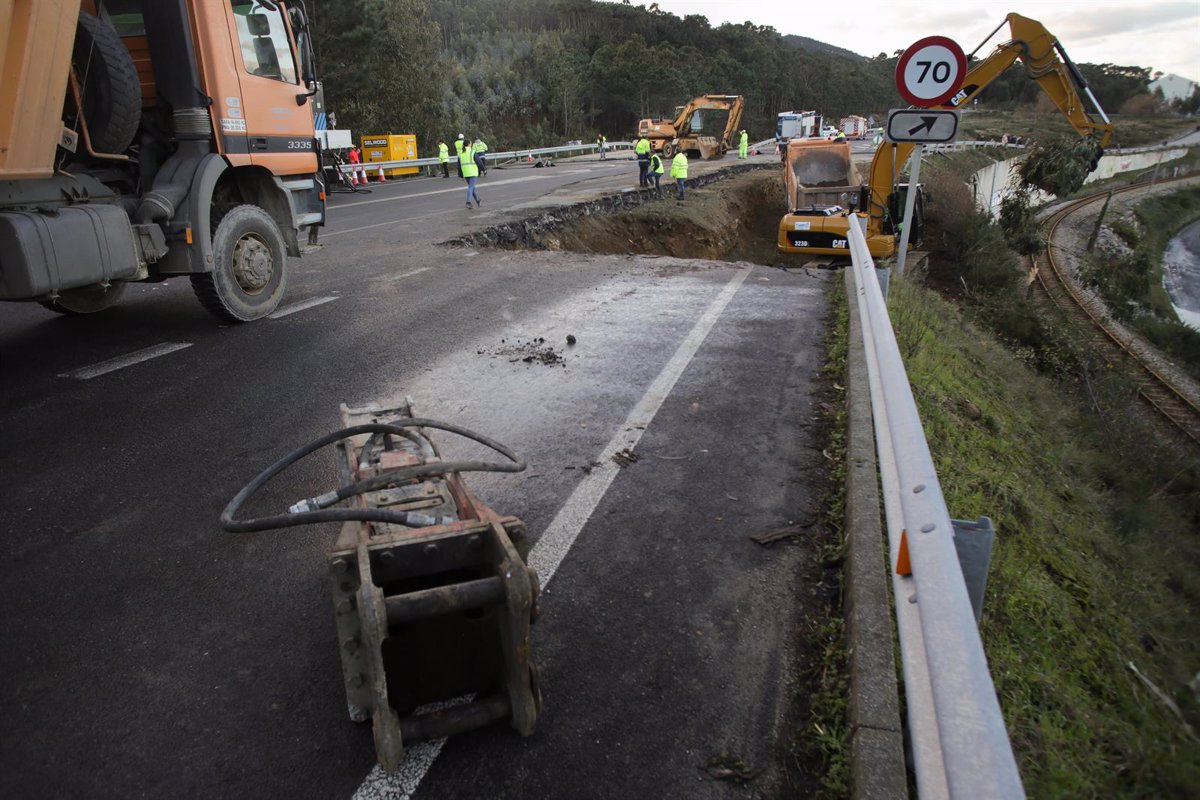 Abren al tráfico un carril de la N-642, entre Foz y Burela, regulado con un semáforo