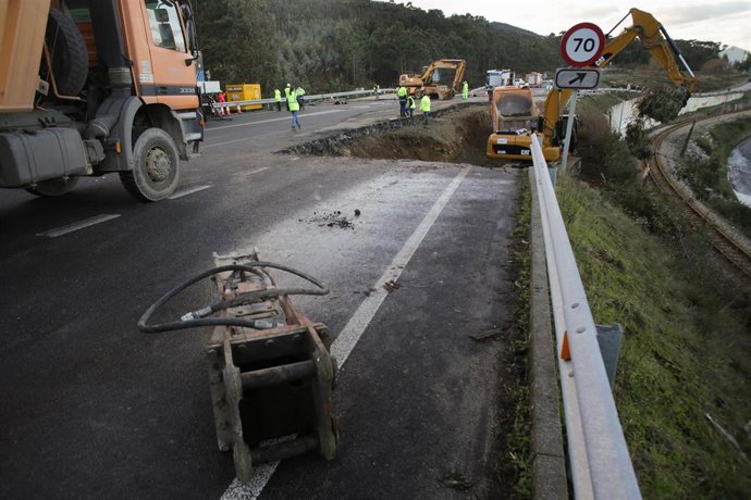 Una grúa en la carretera N-642, a 21 de enero de 2023, en Lugo, Galicia.