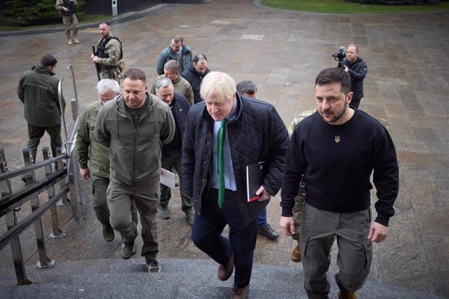 Boris Johnson y Volodimir Zelenski en Ucrania