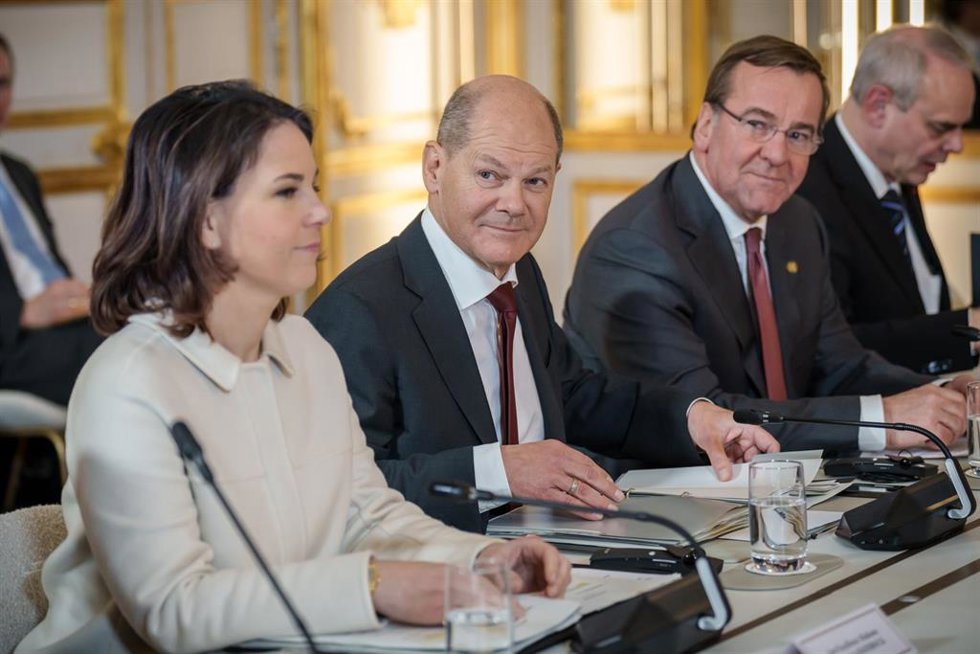 Annalena Baerbock, Olaf Scholz y Boris Pistorius en París