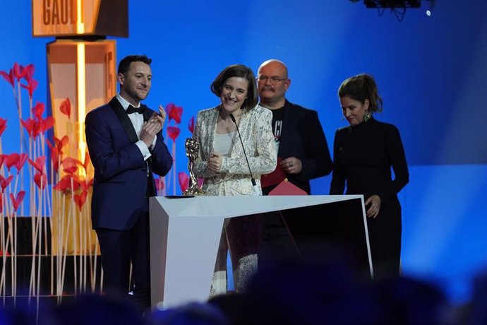 Carla Simón y Arnau Vilaró recogen en la gala de los XV Premis Gaudí el galardón a Mejor guión original por la película 'Alcarrs'.