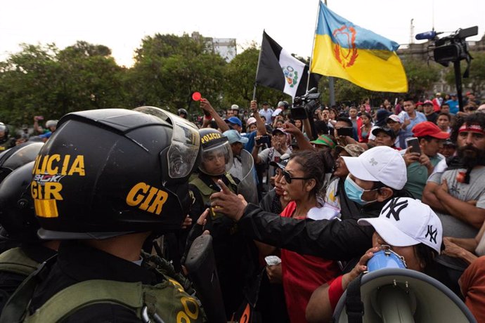 Manifestantes protestan contra el Gobierno de la presidenta de Perú, Dina Boluarte, exigiendo elecciones presidenciales y justicia para los fallecidos durante las marchas