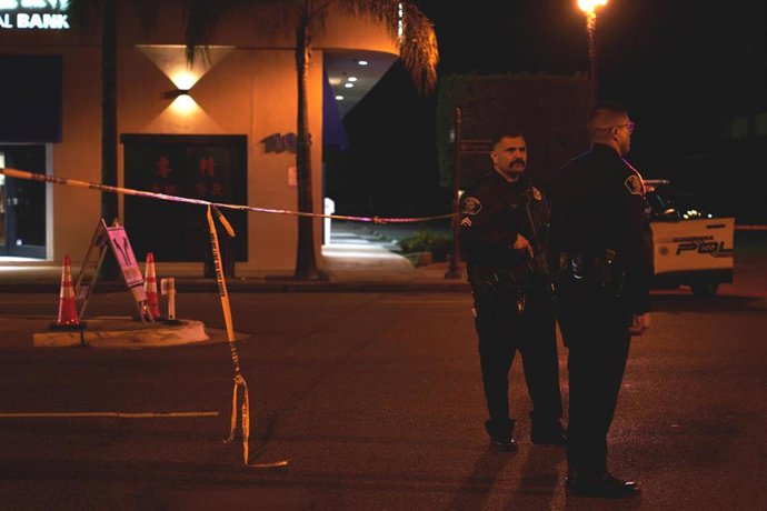 Agentes de Policía cerca de la escena del crimen tras un tiroteo  