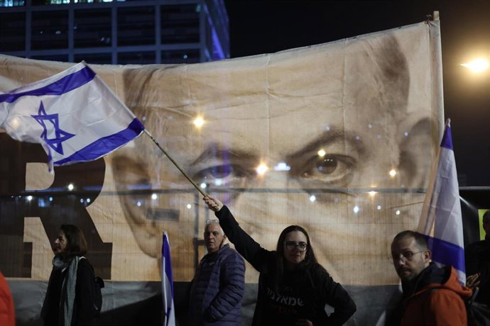 Manifestantes con la bandera de Israel en una protesta antigubernamental en Tel Aviv